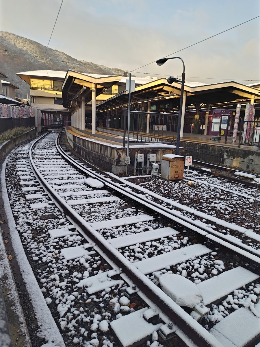 hitomihcx's tweet photo. Randen Arashiyama Station/嵐電嵐山駅/2026.01.02-2026.01.03
#Kyoto #京都 #arashiyama #嵐山
#Randen #嵐電 #京福電気鉄道
#ArashiyamaStation #嵐電嵐山駅
#NearbyStation #近所の駅
#KimonoForest #キモノフォレスト
#snow #雪 https://t.co/7Lu3gUw1YE