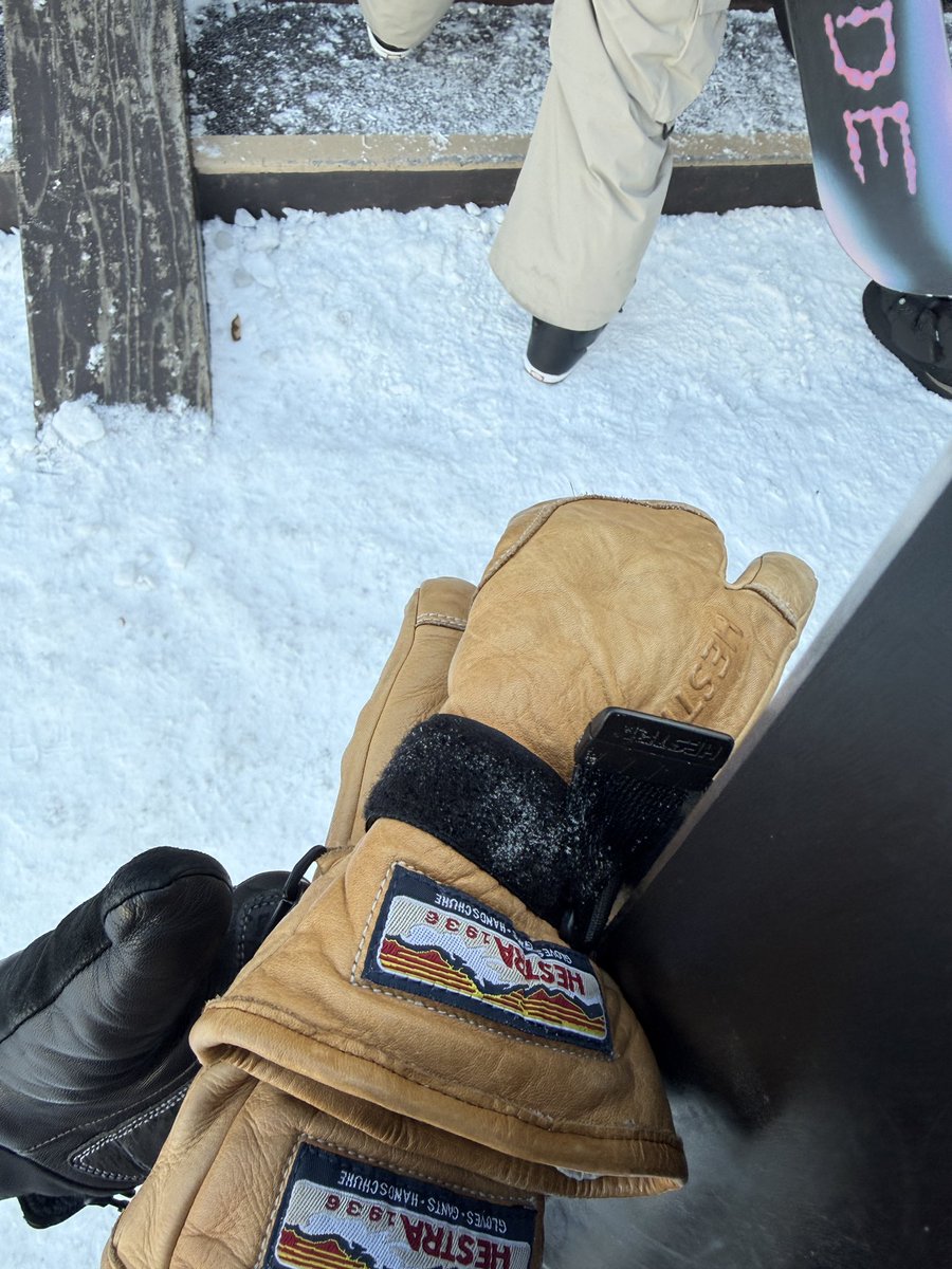 本日朝、八方ゴンドラ乗り場付近でヘストラのグローブを拾ったのでスタッフに届けておきました