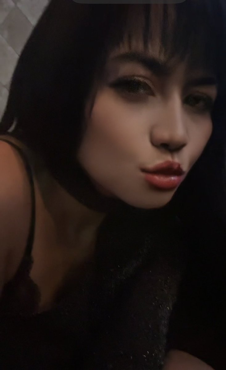 Rustiana_'s tweet image. This is me now. This is me. Love me, leave me whatever but i’m good.