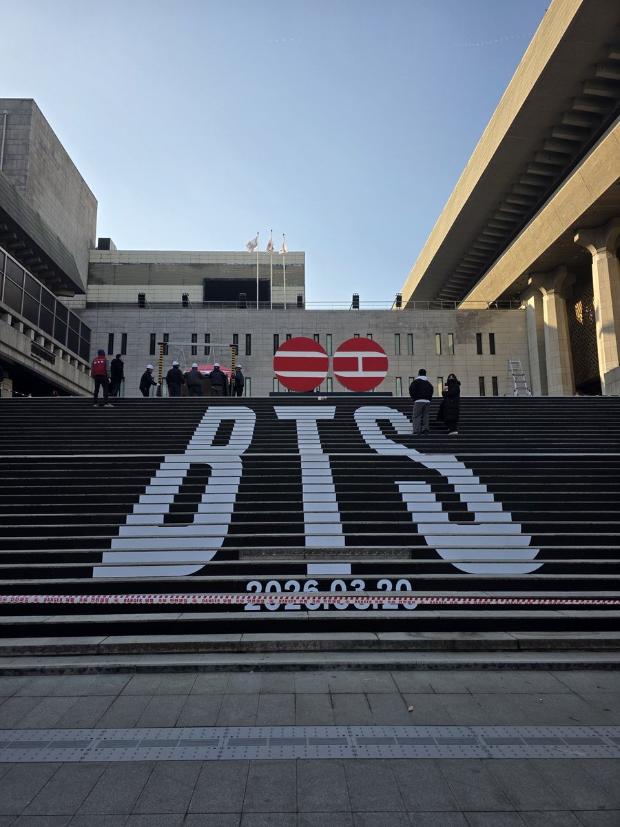 sunflowercharts's tweet image. สัญลักษณ์สำหรับการคัมแบค ชื่อ @BTS_twt และวันที่ 2026.03.20 (20 มี.ค.) ถูกติดตั้งบริเวณศูนย์ศิลปะและวัฒนธรรม Sejeong Center (세종문화회관) กรุงโซล เกาหลีใต้

#BTS #방탄소년단