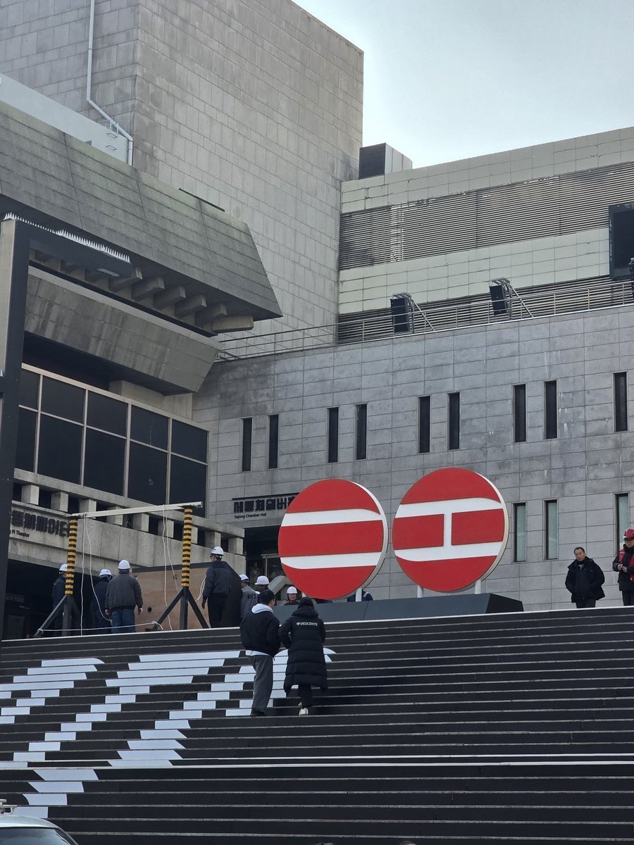 sunflowercharts's tweet image. สัญลักษณ์สำหรับการคัมแบค ชื่อ @BTS_twt และวันที่ 2026.03.20 (20 มี.ค.) ถูกติดตั้งบริเวณศูนย์ศิลปะและวัฒนธรรม Sejeong Center (세종문화회관) กรุงโซล เกาหลีใต้

#BTS #방탄소년단