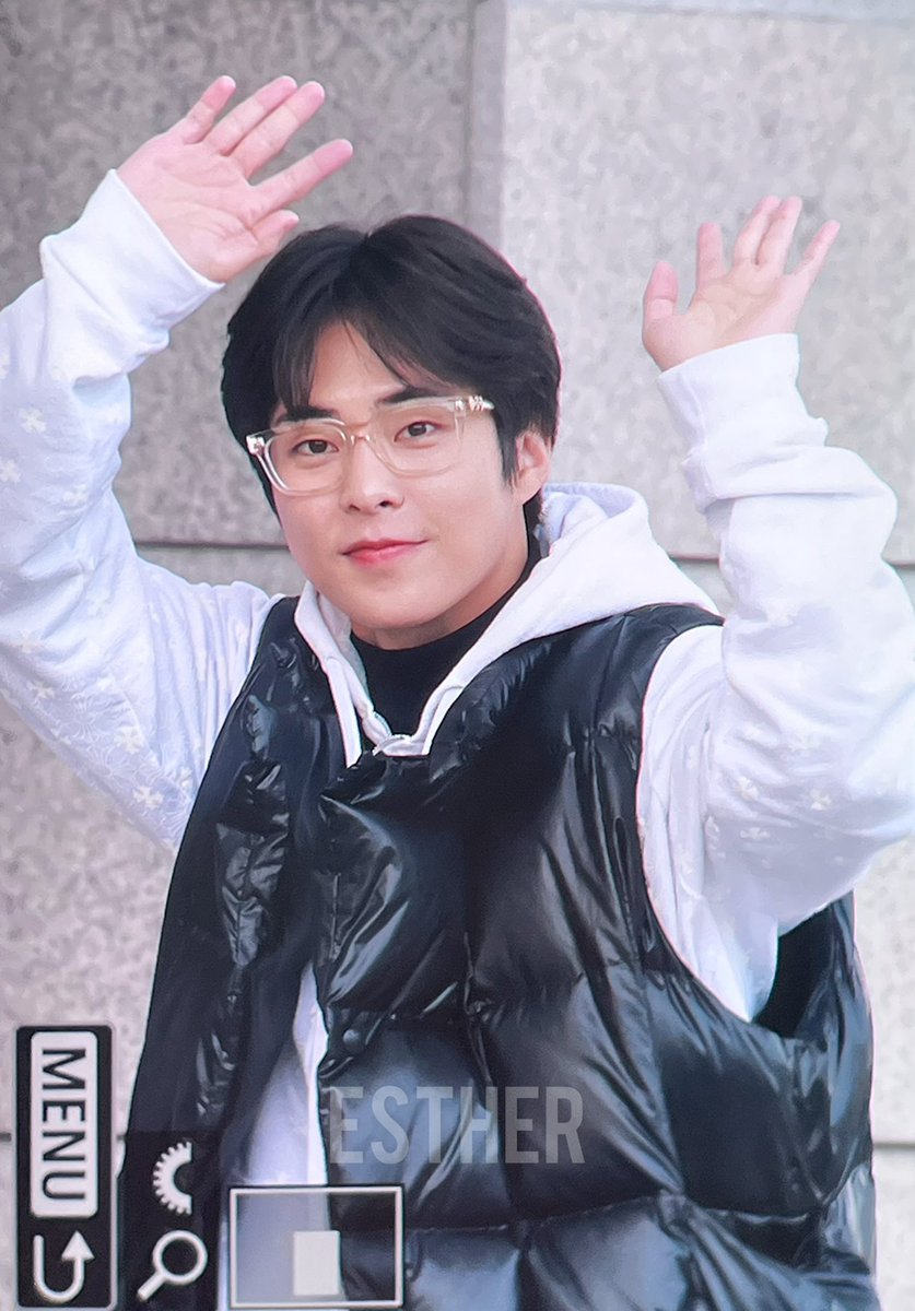 Ace_BBH's tweet image. XIUMIN CAME TO BAEKHYUN'S REVERIE DOT DAY 3 CONCERT!!!! 😭🤍