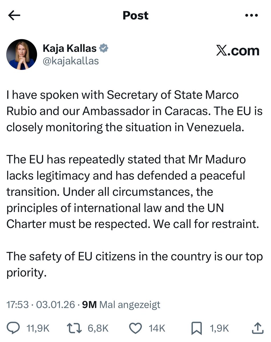 BeaBovary's tweet photo. Die EU und Deutschland zeigen sich angesichts der historisch wohl beispiellos effizienten Maduro-Festnahme in ihrer ganzen Nutzlosigkeit. 

Ursula von der Leyen „verfolgt die Situation“, Kaja Kallas „closely monitoring the situation“ (= „wir beobachten das aufmerksam“) ist jetzt schon ein Meme.

Fehlt nur noch, dass sie aufs DSA und HateAid verweisen, damit auch wirklich jeder versteht, wofür Europas Politik inzwischen steht: sinnloses Monitoring, komplett folgenlose Statements, Zensur.

Während Washington wirtschafts- und geopolitische Fakten schafft, bedienen sich europäische Politiker überfordert und hilflos aus dem UNO-Baukausten: Völkerrecht, UN-Charta, Deeskalation. Merz findet zunächst noch die richtigen Worte (Tweet 1/1), doch weicht dann ebenfalls auf wischt-waschi-Phrasen aus (2/2).

Dabei ist Trumps Vorgehen das Gegenteil dessen, was ihm Brüssler Zensurverwalter und Leitartikler in Redaktionen dauernd vorwerfen: Die enteigneten Ölreserven wieder unter US-Kontrolle zu bringen, ist ein größerer Schlag gegen Russlands Regime und Chinas geopolitische Ambitionen als alle Sonntagsrede von Baerbock & Co. – rechtsstaatlich abgesichert durch den Haftbefehl gegen Maduro.

Es geht hier um viel mehr als „nur ums Öl“. Maduro war der lateinamerikanische Knotenpunkt für russische Präsenz, iranische Netzwerke, China und seine neue Seidenstraße – plus safe haven für Kartelle und Migrantenrouten als Mittel der Destabilisierung.

Das präzise Vorgehen der Trump-Administration ist Monroe-Doktrin in Reinform. Peace through strength. Ein illegitimer Diktator wird im Nike-Jogginganzug vor aller Welt abgeführt. Besser kann man die Überlegenheit des freien Westens nicht illustrieren.

Europa schaut zu. Closely.