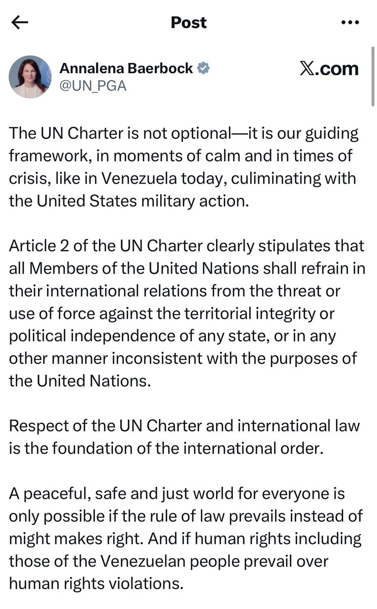 BeaBovary's tweet photo. Die EU und Deutschland zeigen sich angesichts der historisch wohl beispiellos effizienten Maduro-Festnahme in ihrer ganzen Nutzlosigkeit. 

Ursula von der Leyen „verfolgt die Situation“, Kaja Kallas „closely monitoring the situation“ (= „wir beobachten das aufmerksam“) ist jetzt schon ein Meme.

Fehlt nur noch, dass sie aufs DSA und HateAid verweisen, damit auch wirklich jeder versteht, wofür Europas Politik inzwischen steht: sinnloses Monitoring, komplett folgenlose Statements, Zensur.

Während Washington wirtschafts- und geopolitische Fakten schafft, bedienen sich europäische Politiker überfordert und hilflos aus dem UNO-Baukausten: Völkerrecht, UN-Charta, Deeskalation. Merz findet zunächst noch die richtigen Worte (Tweet 1/1), doch weicht dann ebenfalls auf wischt-waschi-Phrasen aus (2/2).

Dabei ist Trumps Vorgehen das Gegenteil dessen, was ihm Brüssler Zensurverwalter und Leitartikler in Redaktionen dauernd vorwerfen: Die enteigneten Ölreserven wieder unter US-Kontrolle zu bringen, ist ein größerer Schlag gegen Russlands Regime und Chinas geopolitische Ambitionen als alle Sonntagsrede von Baerbock & Co. – rechtsstaatlich abgesichert durch den Haftbefehl gegen Maduro.

Es geht hier um viel mehr als „nur ums Öl“. Maduro war der lateinamerikanische Knotenpunkt für russische Präsenz, iranische Netzwerke, China und seine neue Seidenstraße – plus safe haven für Kartelle und Migrantenrouten als Mittel der Destabilisierung.

Das präzise Vorgehen der Trump-Administration ist Monroe-Doktrin in Reinform. Peace through strength. Ein illegitimer Diktator wird im Nike-Jogginganzug vor aller Welt abgeführt. Besser kann man die Überlegenheit des freien Westens nicht illustrieren.

Europa schaut zu. Closely.