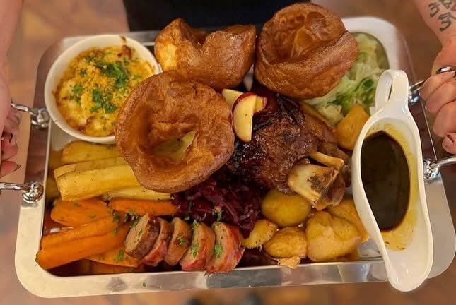 It’s the first Sunday of 2026! Celebrate with one of our Sunday sharing platters 🥳

#sunday #sundayroast #teddington #london #pub