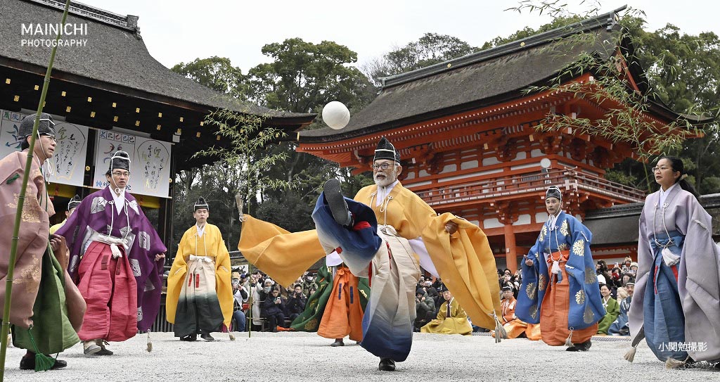 京都市左京区の下鴨神社で、新春恒例の「蹴鞠初（けまりはじ）め」が
