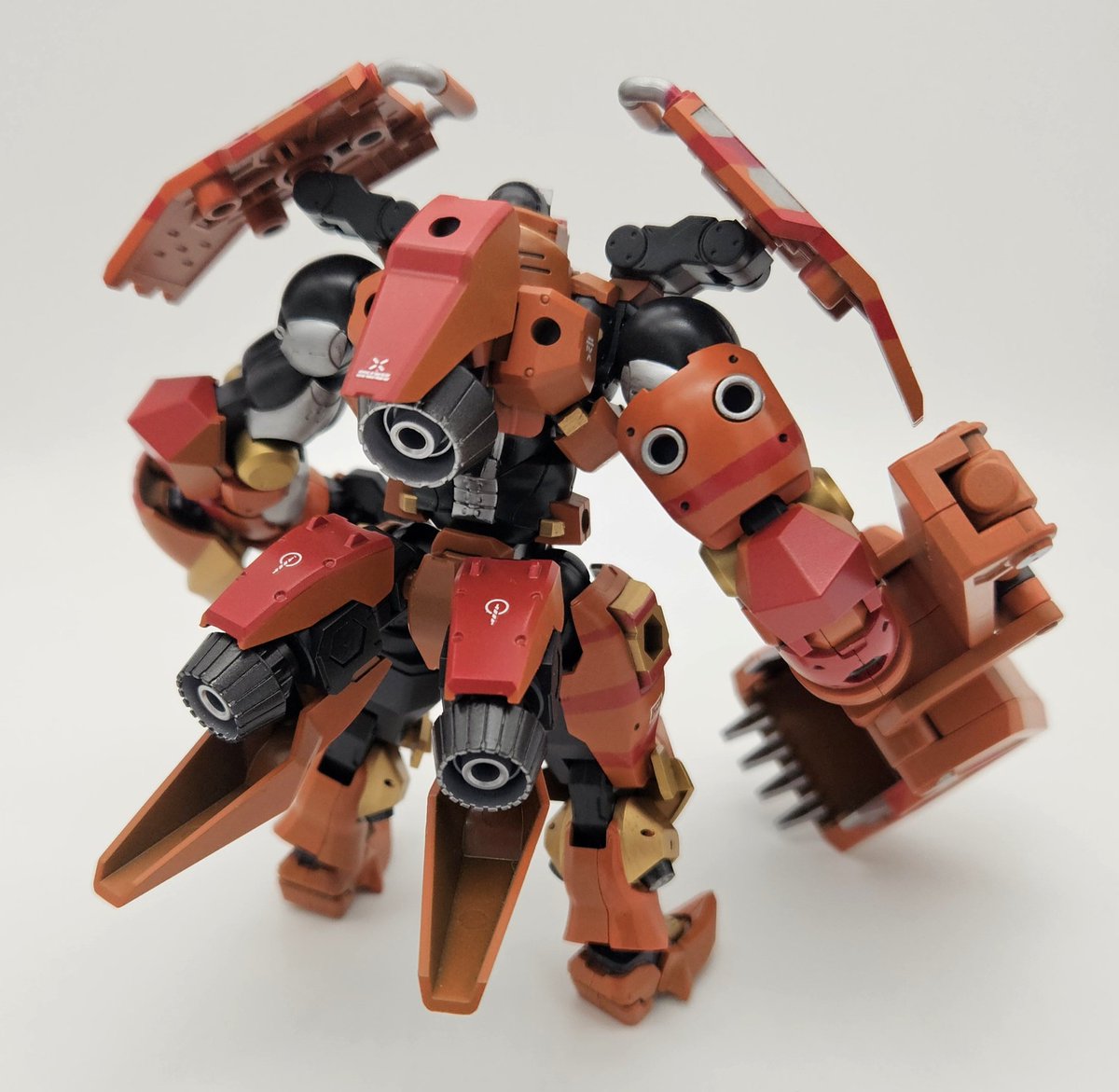 #ヘキサギア
#新春モデラー交流会2026
新年最初の作品！
ヘビィタイプ・ルーク工兵Ver.
前線ではなく、
後方の支援に特化した兵士を
イメージして作成しました🎵