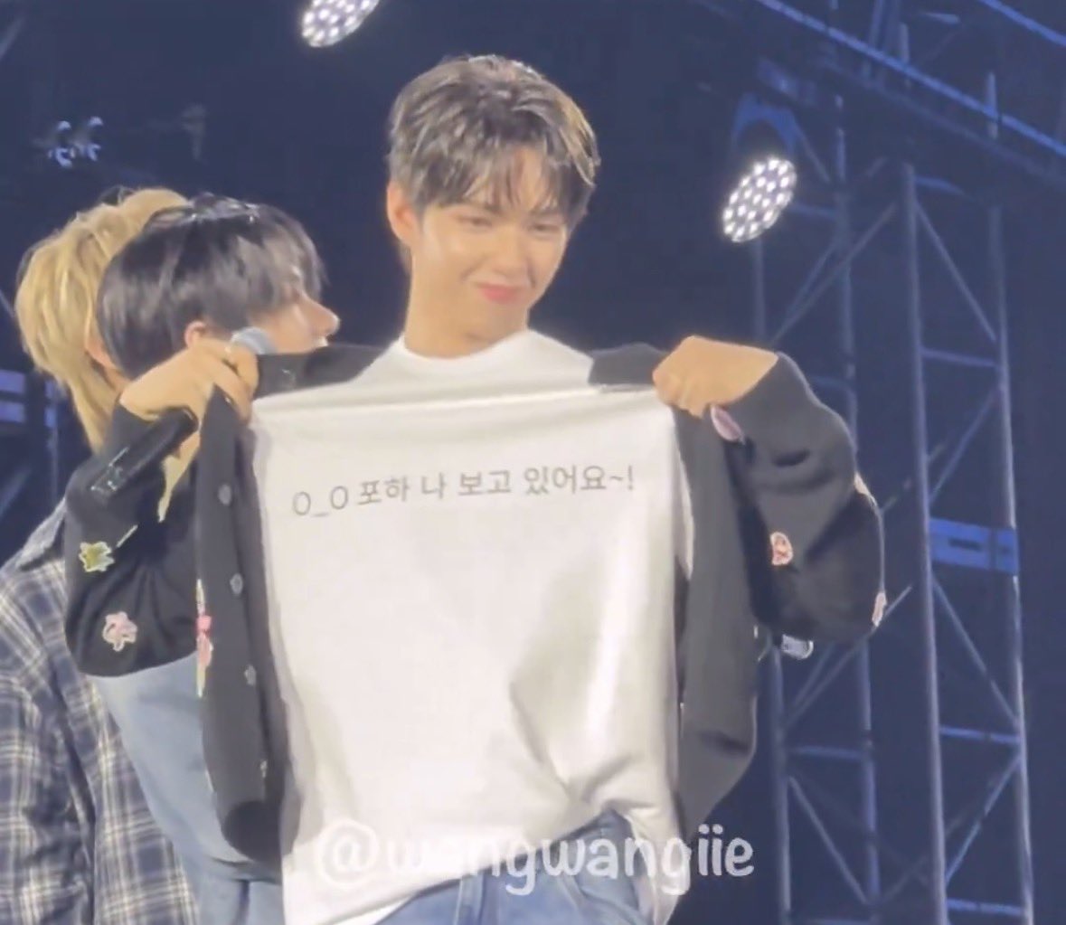 titanilwrnce's tweet image. JL: You should only look at me 
Steven: Sorry for stealing glances at you 

Geh wala lang delulu lang hahahaha