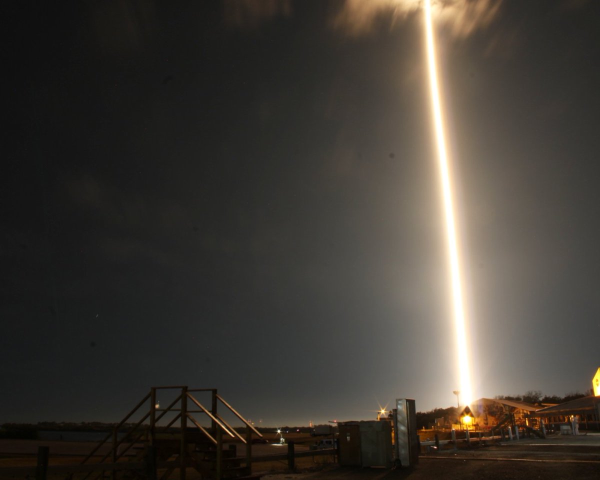 Launching into 2026.
First Cape Canaveral launch of the year. First flight of this SpaceX booster. 🚀
And my first launch photo. 📸

Starlink 6-88.

I aimed poorly, but it's a start. ✨️

<a href="/cbphoto1/">Craig Bailey</a> @rickneale1