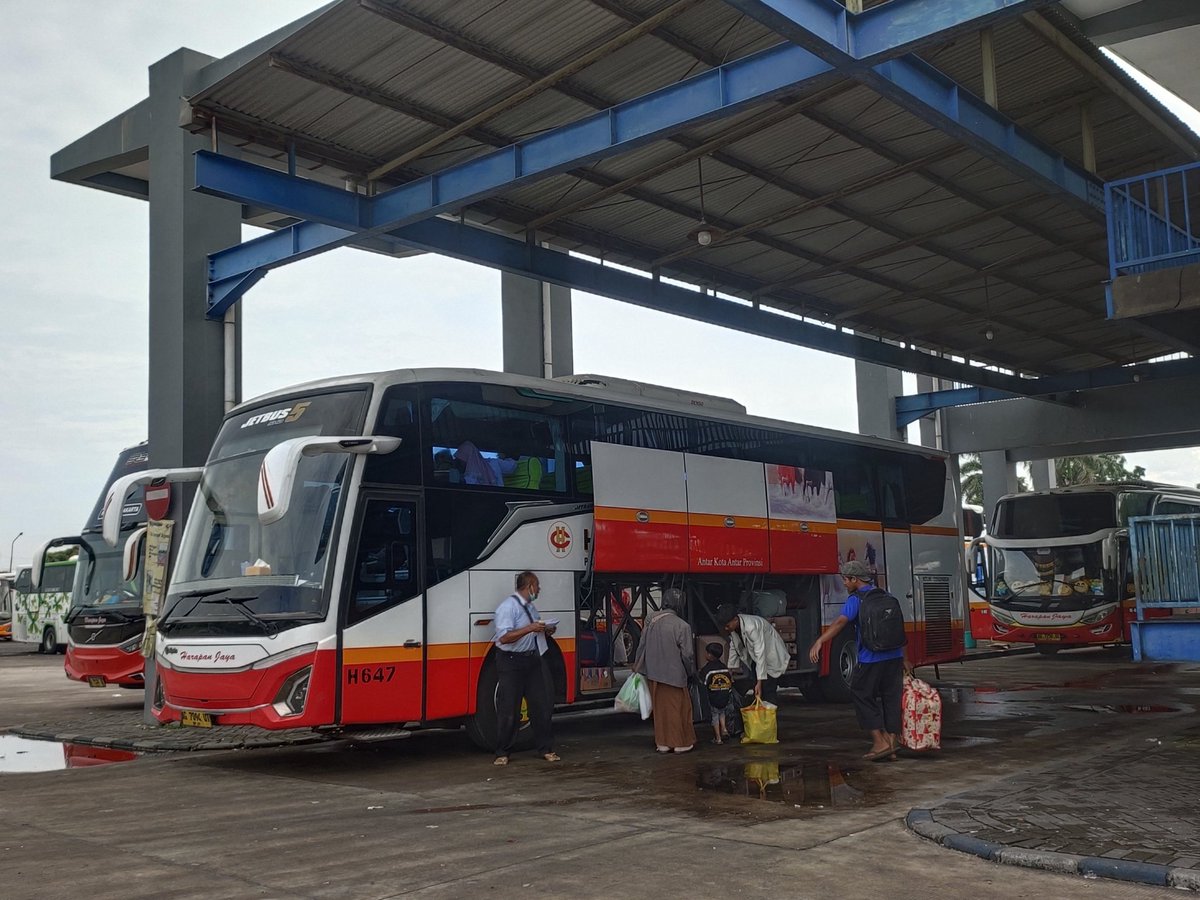gatras_id's tweet photo. Pantauan siang tadi dari Terminal Arjosari Malang

PO TIVIDI rute Malang-Solo-Yogya-Cilacap :
8.30 2 ekstra
9.30 1 ekstra
17.00 full pax
19.00 full pax
19.15 full pax

Harapan Jaya rute Malang-Baturaja juga full pax https://t.co/RYaYY6qJMh