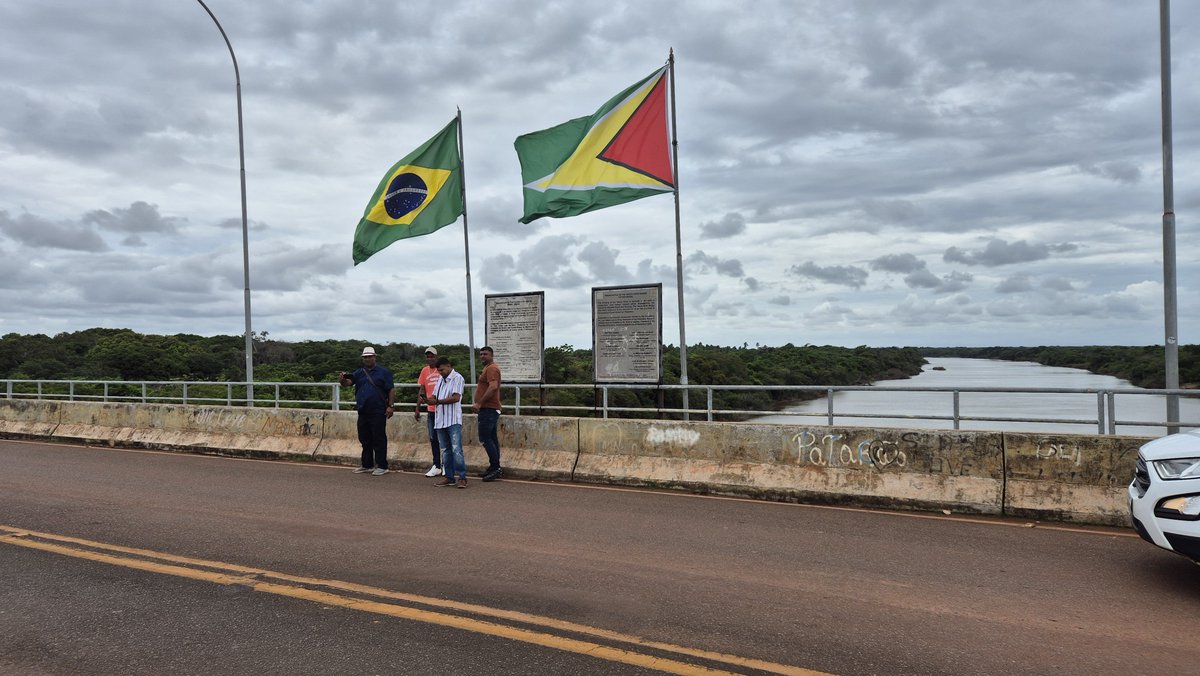 Pillandia's tweet photo. Confine tra Guyana 🇬🇾 e Brasile 🇧🇷 in mezzo al ponte dell'unico collegamento stradale tra i due Paesi.
📸: Maggio 2025.
https://t.co/3ctpQfWytd
#Guyana #Brazil #Border #Fronteira #Takutu #Tacutu #Lethem #Bonfim https://t.co/KBzAziU3sg