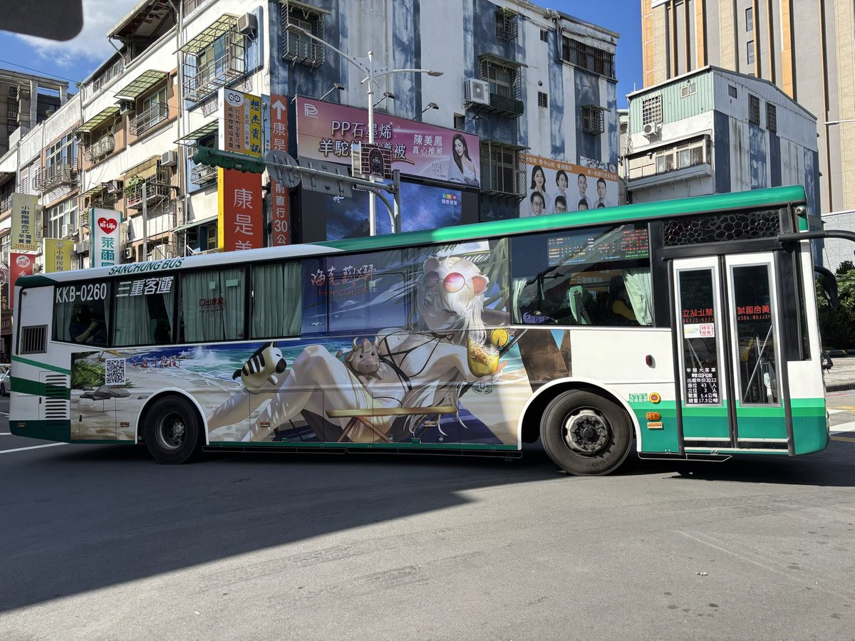 936 海克莉獅四週年應援公車

本照片已將未戴口罩之車上乘客的臉部塗黑。

路線：936 林口-捷運圓山站
公司：三重客運
車牌號碼：KKB-0260
拍攝地點：捷運圓山站一號出口旁
拍攝日期：2026年1月4日

#海克莉獅四週年 #海克莉獅