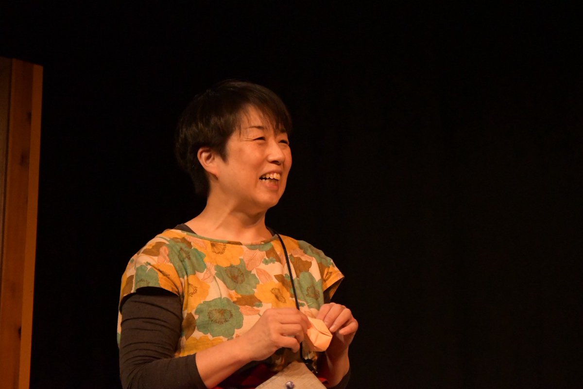 「いつかへ」アーカイブ配信販売中！！
  キャスト紹介その14 まい役（大人・いつかの祖母） →冨岡奈央さん（劇団道学先生）惜しみない包容力と向上心あふれる方。つねに、作品とチームのために自然に動くことができる俳優さん。
＃アンティークス　#いつかへ