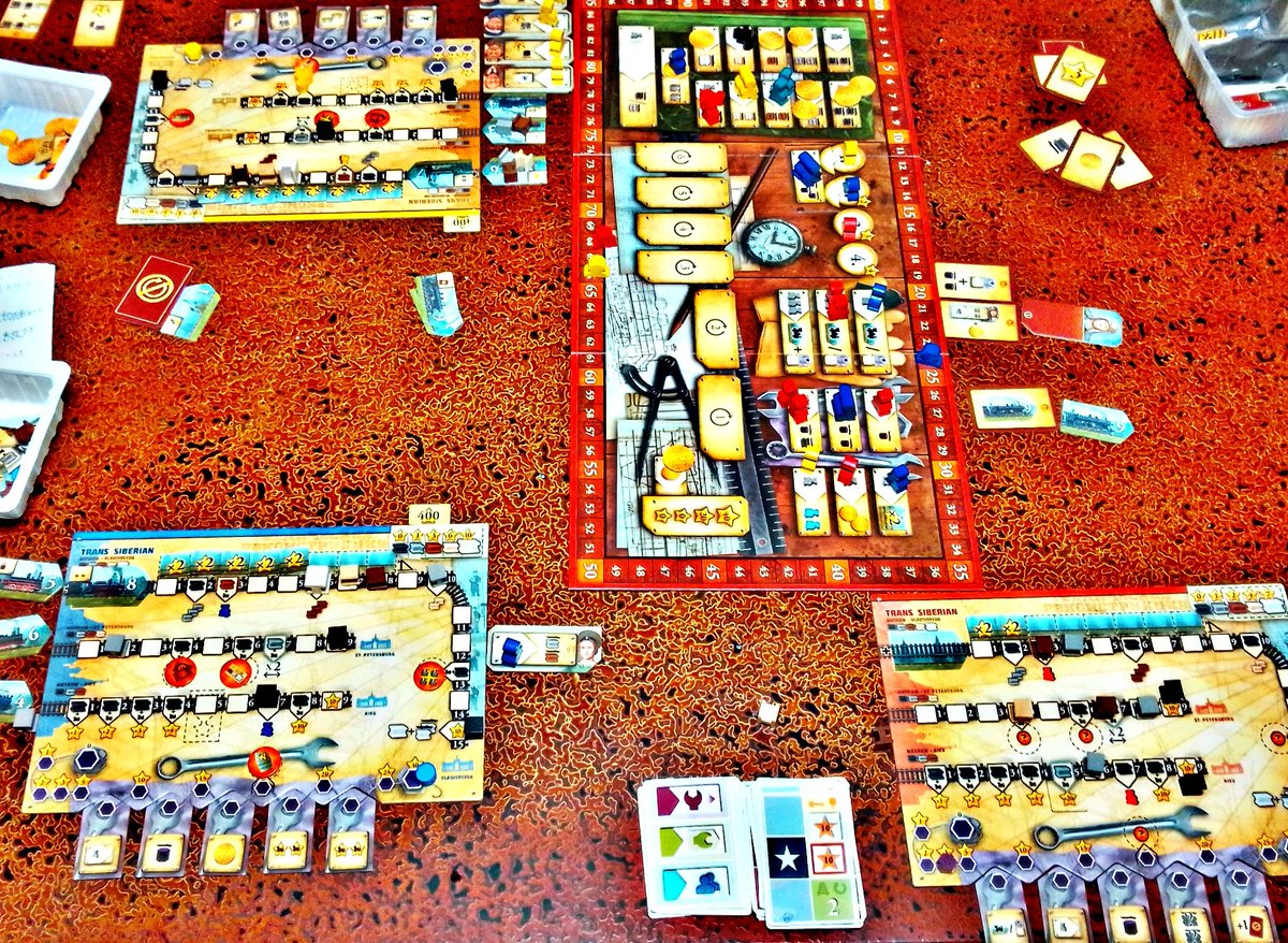 #ボードゲーム ロシアンレールロード   アルティメイト版BGGでファン作成のVPも稼ぐオートマプレイヤーUPされてて導入3人プレイ！3人だと黒線路アクション置場も他アクション置場も増えて、戦略が変わって更に面白い(^-^*)/オートマはVP得る方法で調整必要かな。ジャーマン拡張が届くのが更に楽しみ！