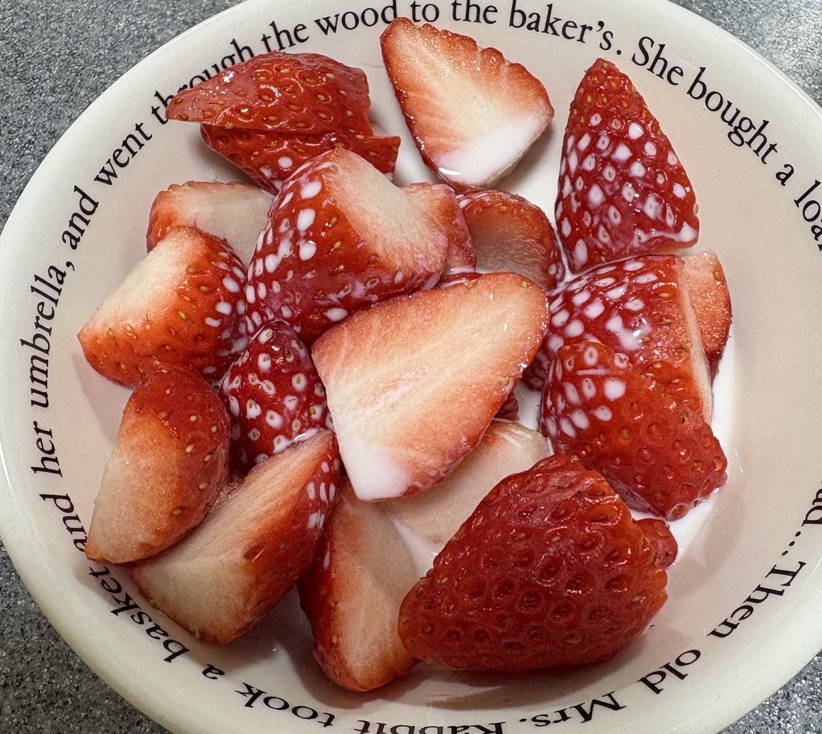 Al2o3_pinkruby's tweet image. 今年初めてのいちご🍓
甘くて　旨し