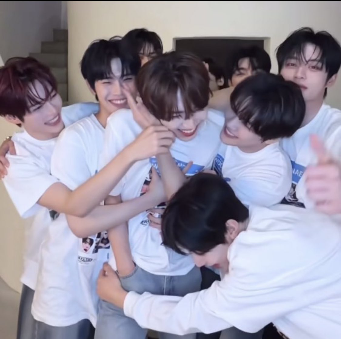 yupeaches's tweet image. 🐰: just as clear upper water makes the lower water clear, because i have good older brothers i will become a good younger brother and a good person

WHY YUJIN IS MAKING US CRY