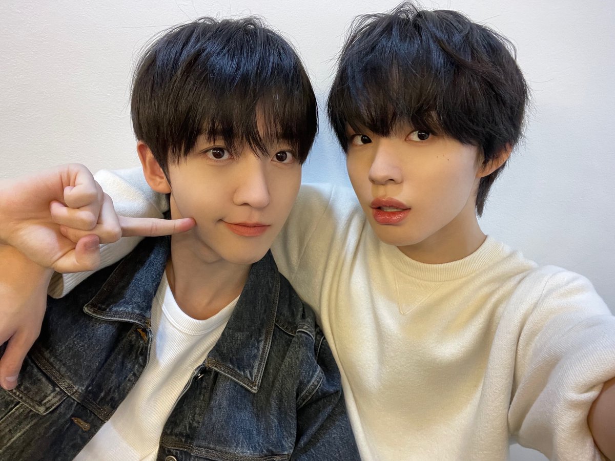 yukluv0512's tweet image. 260104 Bubble 🫧 #동현 #이주 

🐱💭 : 동현이가 뽀뽀 기다리고 있어

응애즈 지금 뭐하는거예요?? 나 굉장히 당황스럽고 막 그러거든요 처음에 내 두눈을 의심해버림....