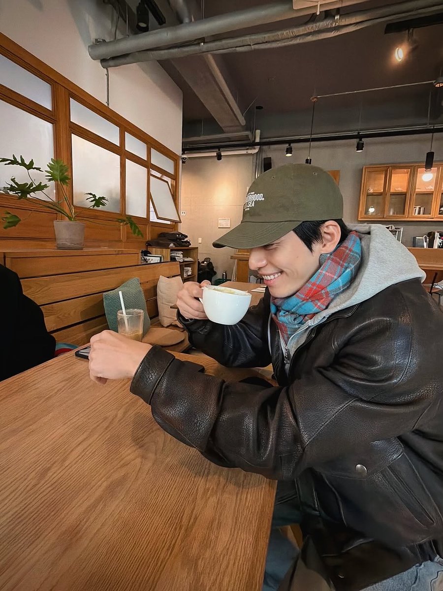 withajoon's tweet image. ⠀
⠀
Suntuk? Yaudah keluar sejenak untuk menikmati secangkir kopi. 
⠀
⠀