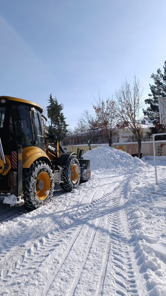 Eğitim ve Öğretimin ilçemizde aksamaması, öğrencilerimizin güvenli bir şekilde okullarına gitmesi için ekiplerimiz ilçemizde okul önü ve bahçelerinde çalışmalarını gerçekleştirmektedir ❄️🧊🧹🚜