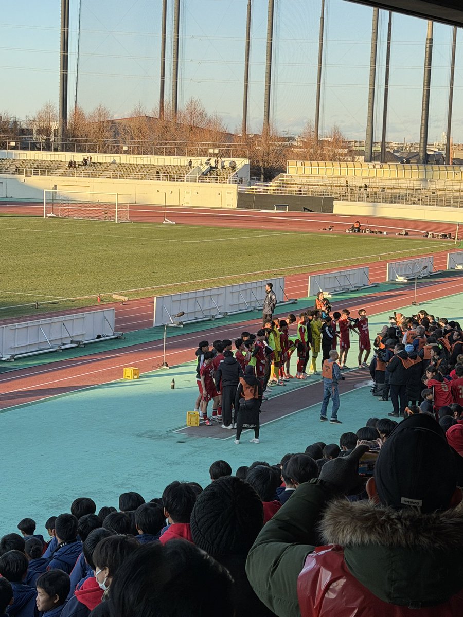 hiro_kashima's tweet photo. 第104回全国高校サッカー選手権大会
準々決勝
後半0-0
合計2-1で流経大柏の勝ち
大津はスペースを上手く使ったパスサッカーで戦い、流経大柏はパスを分断するハイプレスで戦った。素晴らしい攻防でした！ https://t.co/RdyEPgrKXx