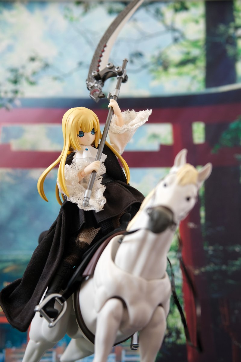 新年写真用に白馬を出してきたので、リリアさんに乗ってもらいました。ドヤ顔が似合います。
二枚目は長物持ってもらいました。武将に討ち取られる直前ってこういう眺めなんだろうか。