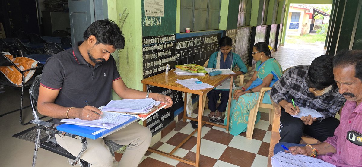 arvind_sambath's tweet photo. Guiding Gen Z to apply for their Voter ID — because your first vote shapes the future. 🗳️
🏴🚩NO HOLIDAYS IN POLITICS — AN AVERAGE SUNDAY FOR DMK MEMBERS.🏴🚩
@DMKYO @DMKITwing @Udhaystalin @thamoanbarasan @YuvaraajD https://t.co/jtV5h72sFq