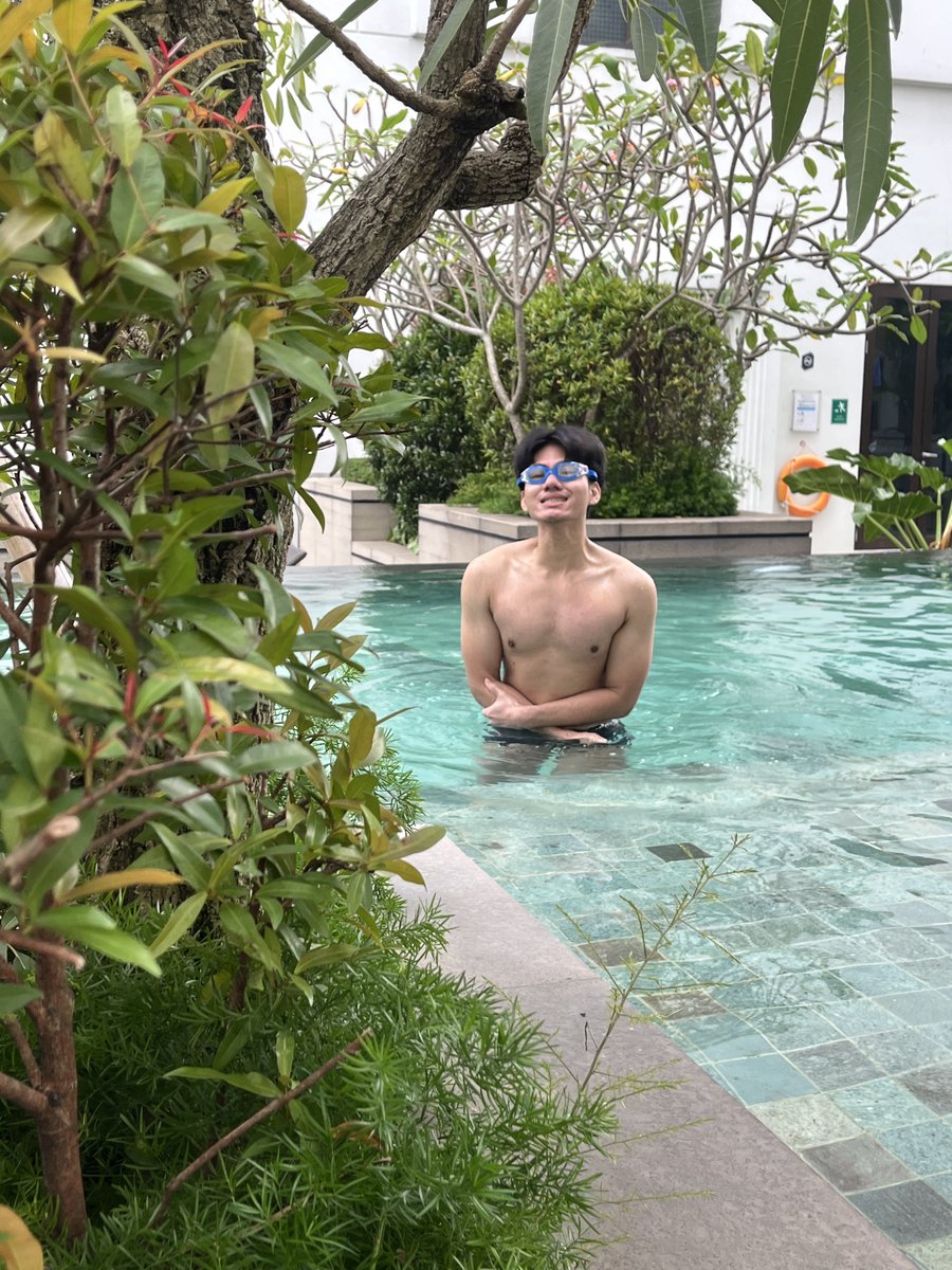 Roundoreoo's tweet image. Berenang tapi kolamnya dingin bgt kaya air es 🥶🥶🥶