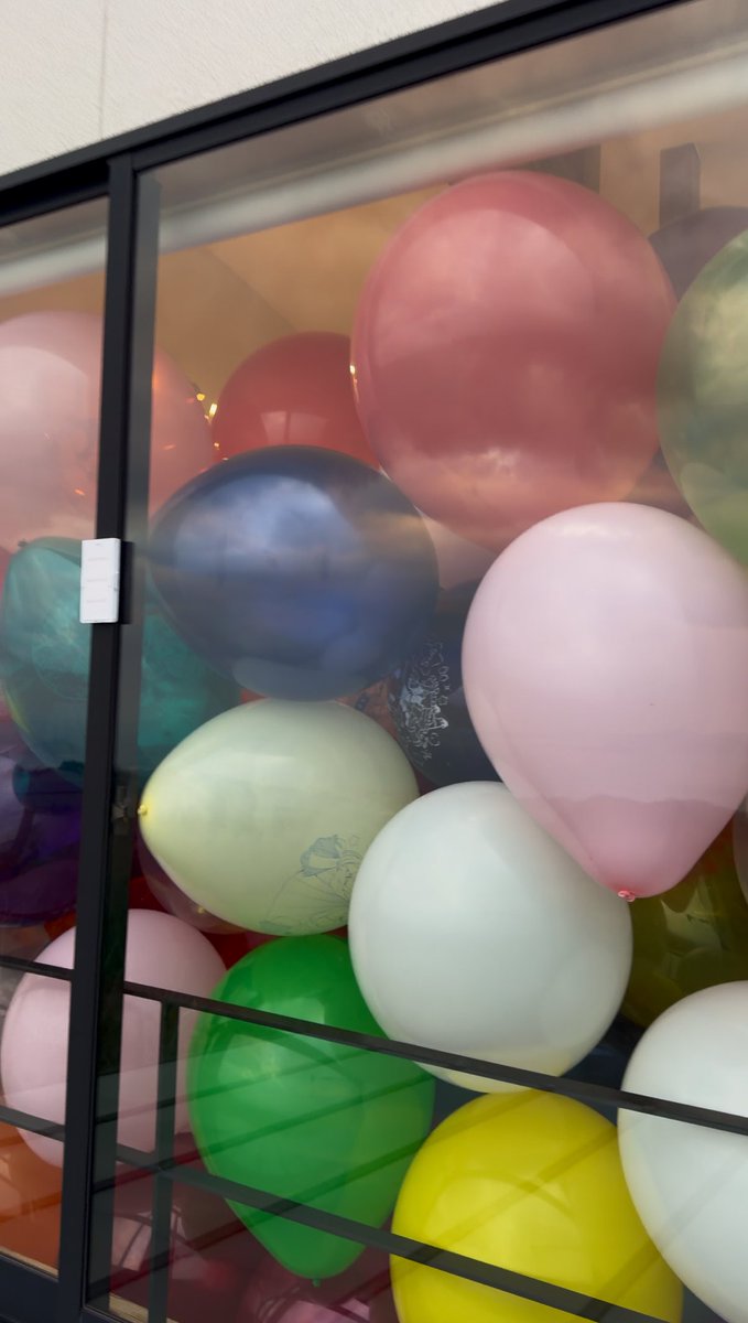 #部屋を風船で埋めてみた
中から撮っても分かりにくいので、外からも撮ってみました☺️ 約300個の16インチ風船を使ってます