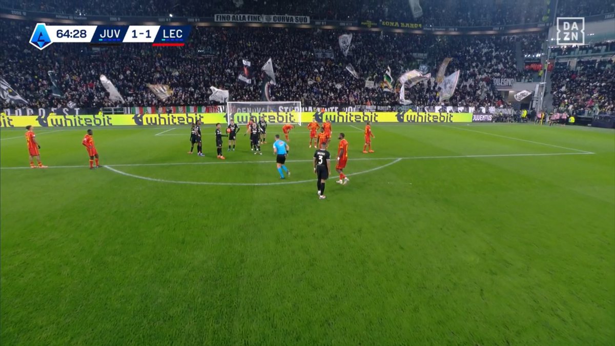 GJustjuve's tweet image. Just to be clear.. it's not Yildiz who gives the ball to David. After the referee takes it from Kenan's hands, Locatelli steps up and decides to hand it over to the number 30. Before leaving Kenan asks if Jonathan is ok with it which has been confirmed by the Canadian.