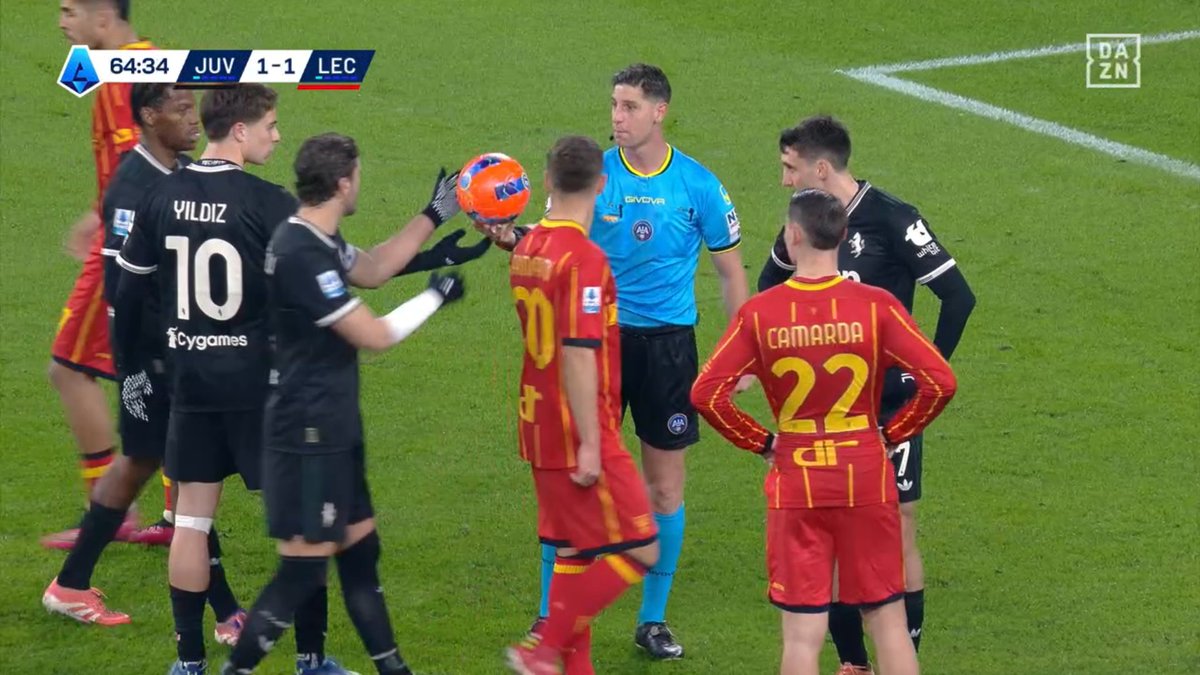 GJustjuve's tweet image. Just to be clear.. it's not Yildiz who gives the ball to David. After the referee takes it from Kenan's hands, Locatelli steps up and decides to hand it over to the number 30. Before leaving Kenan asks if Jonathan is ok with it which has been confirmed by the Canadian.