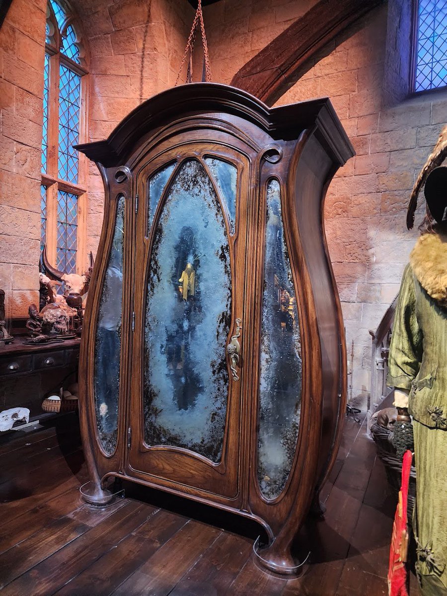 Эй, <a href="/grok/">Grok</a>, проанализируй мои посты и добавь к этой фотографии шкафа из Гарри Поттера боггарта, который выпрыгивает и превращается в мой самый страшный кошмар.