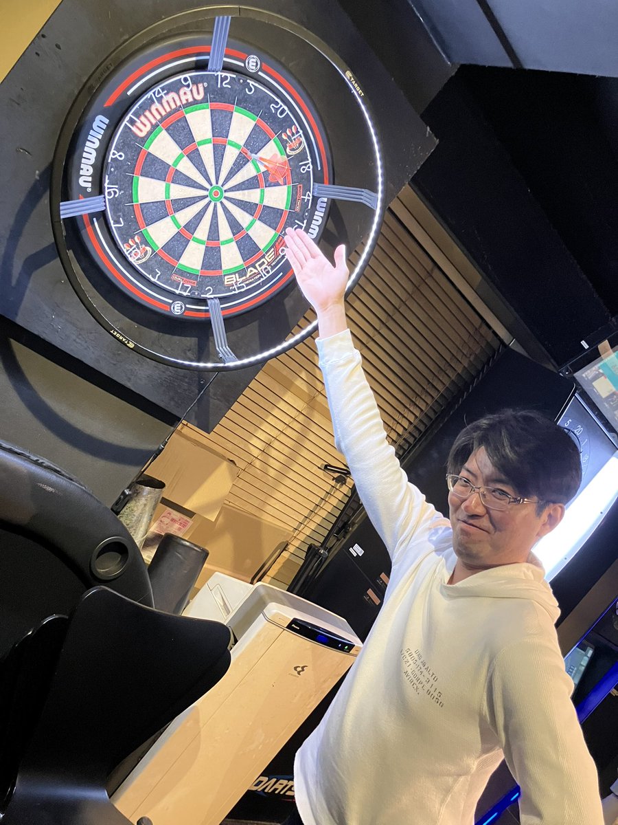 EDGEmeidaimae's tweet photo. 1/4(日)EDGE明大前オープン🎉

オーラス→ともゆき🎩

みなさんお正月は
いかがお過ごしでしょうか⁉️
本日は店長がオーラスでいます😉
ダーツやビリヤードで
のんびり遊びましょー🫶

営業時間⏰
［17:00〜29:00］

写真は昨日の閉店間際で
さくっと180出した常連さんです🎯 https://t.co/QNc4tOp7xP