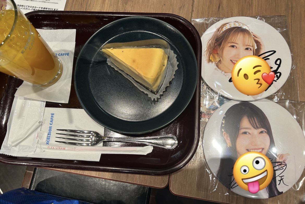 直筆サイン入りクソデカ缶バッジをスイーツと比較してみた もうこれ皿だろ