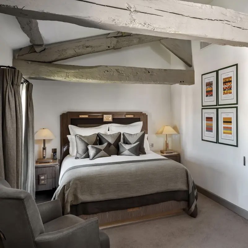 Avec seulement treize suites, 
l’Hôtel &amp; Restaurant Lalique Château Lafaurie Peyraguey, au cœur du domaine viticole de Sauternes, est le premier grand cru à ouvrir ses portes pour la nuit. C’est une expérience 100% haut de gamme avec bien sûr une cave d’une qualité exceptionnelle