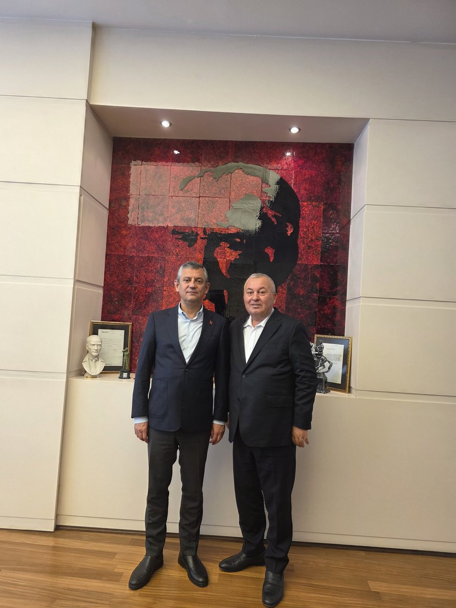 AKP İktidarına ve Erdoğan'a karşı dik duran.
Cesur yürekli sözleriyle AKP ve Saray yönetimine uykusuz geceler yaşatan.
-3 derece soğukta on binleri meydanlara toplayan ve Halkın Lideri olan.
Yandaşları panikleten Onurun adıdır ÖZGÜR ÖZEL.
Susmayacağız. 
Yanındayız <a href="/eczozgurozel/">Özgür Özel</a>