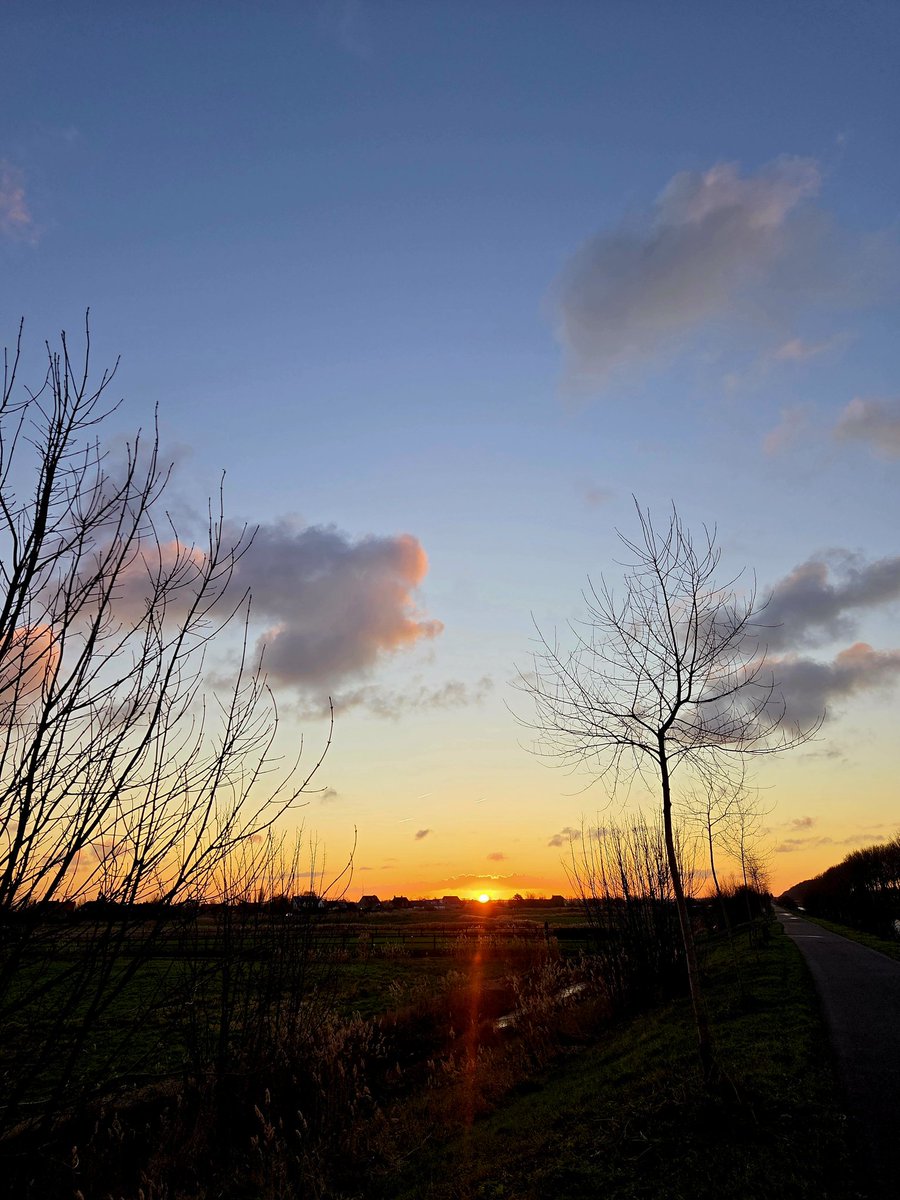 Everyday you are waking up to an art gallery that is the Sky. 

Why is nobody paying attention?
