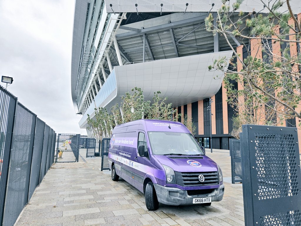 It's gonna be a challenging one today. Our van is already parked up on "The Banks of the Royal Blue Mersey" 

Hat,scarf, gloves and an extra layer of warm clothing, along with your matchday donation. Sadly, far to many people don't have the option to EAT &amp; HEAT #EFC #RightToFood