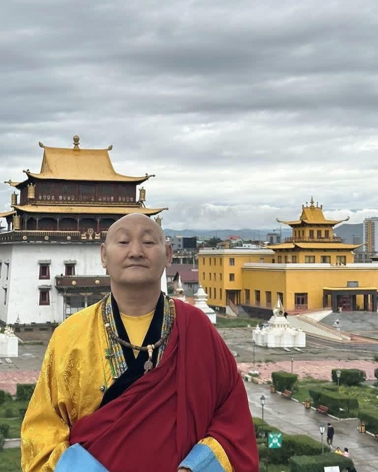 Бусдыг ойлгож энэрэн нигүүлсдэг байх хэрэгтэй. Надаас өөр хүн байна, надаас өөр хүн жаргал хүсэж байна гэдгийг ойлгох хэрэгтэй. Тэдний үзэл бодлыг хүндэтгэх хэрэгтэй.
Бусдын тусын тулд сайн сайхан зүйлийг хийвэл өөрөө ч жаргана, төгс гэгээрэлд ч хүрч чадна...
~ Гавж лам Ё.Амгалан