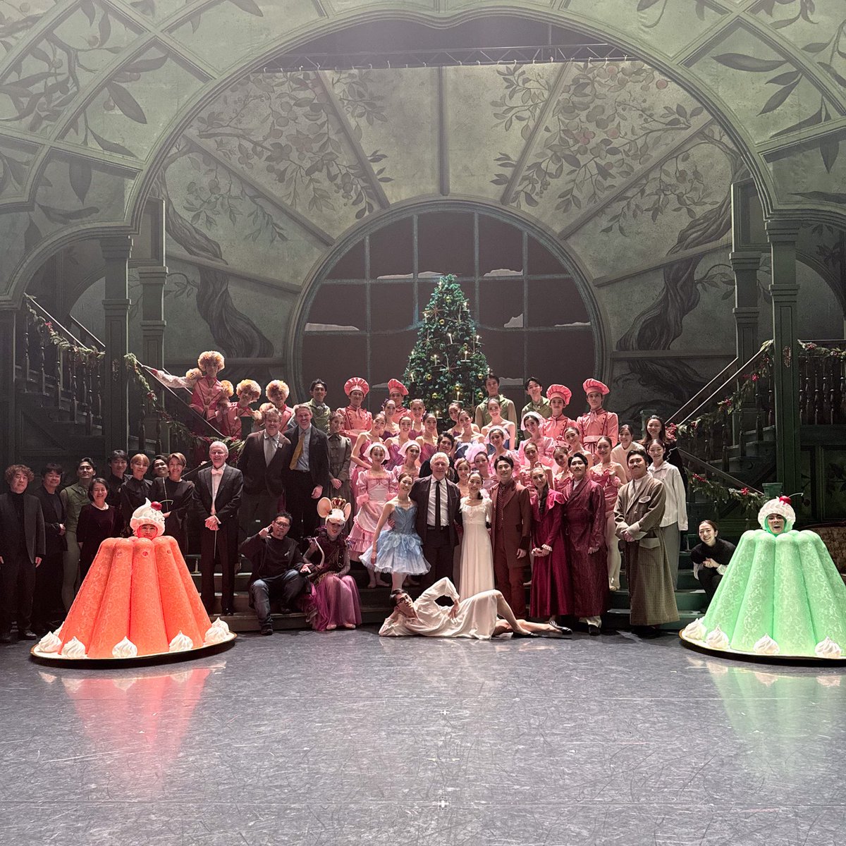 #くるみ割り人形
千秋楽公演が終演いたしました✨
全18回公演、ソールドアウトで沢山の方々にご来場いただき、心から感謝申し上げます。
本当にありがとうございました🍬🍭🍿
次回の「バレエ・コフレ 2026」でまたお会いしましょう✨

📸初日公演終演後にクリエイティブスタッフたちと