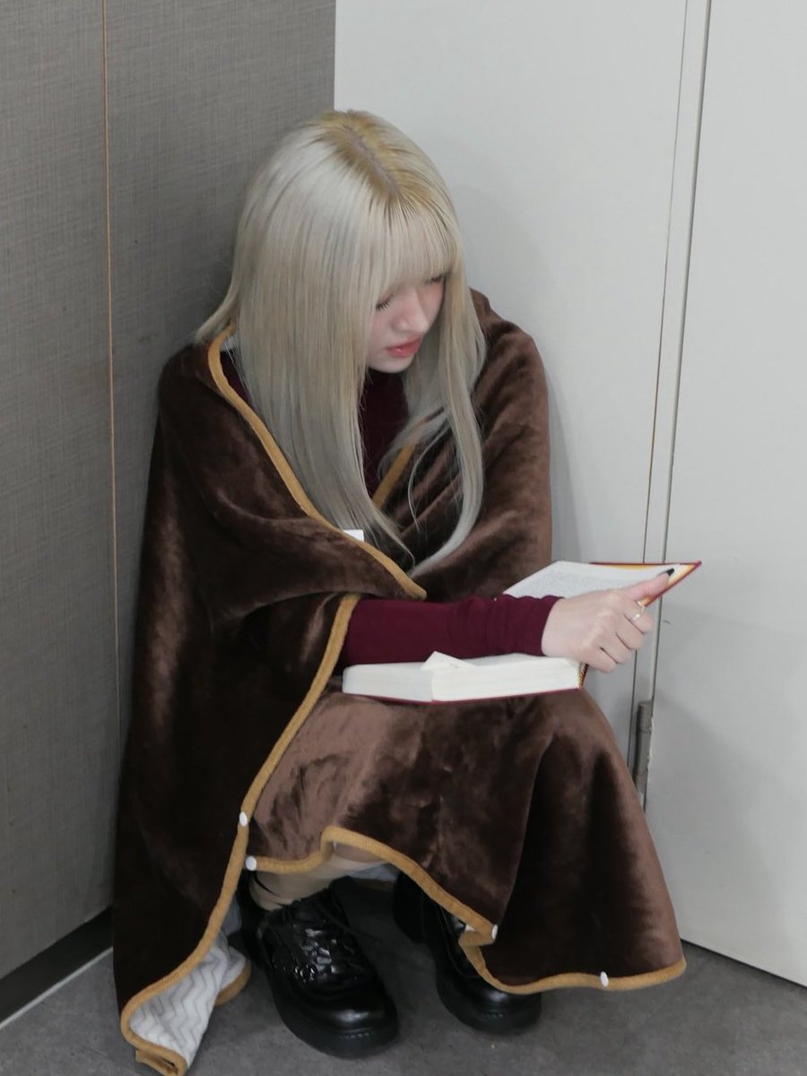 nmixxiee's tweet image. NMIXX's Lily shared her 2025 Book Reading stats. She read 53 books and 17.680 pages in 2025.