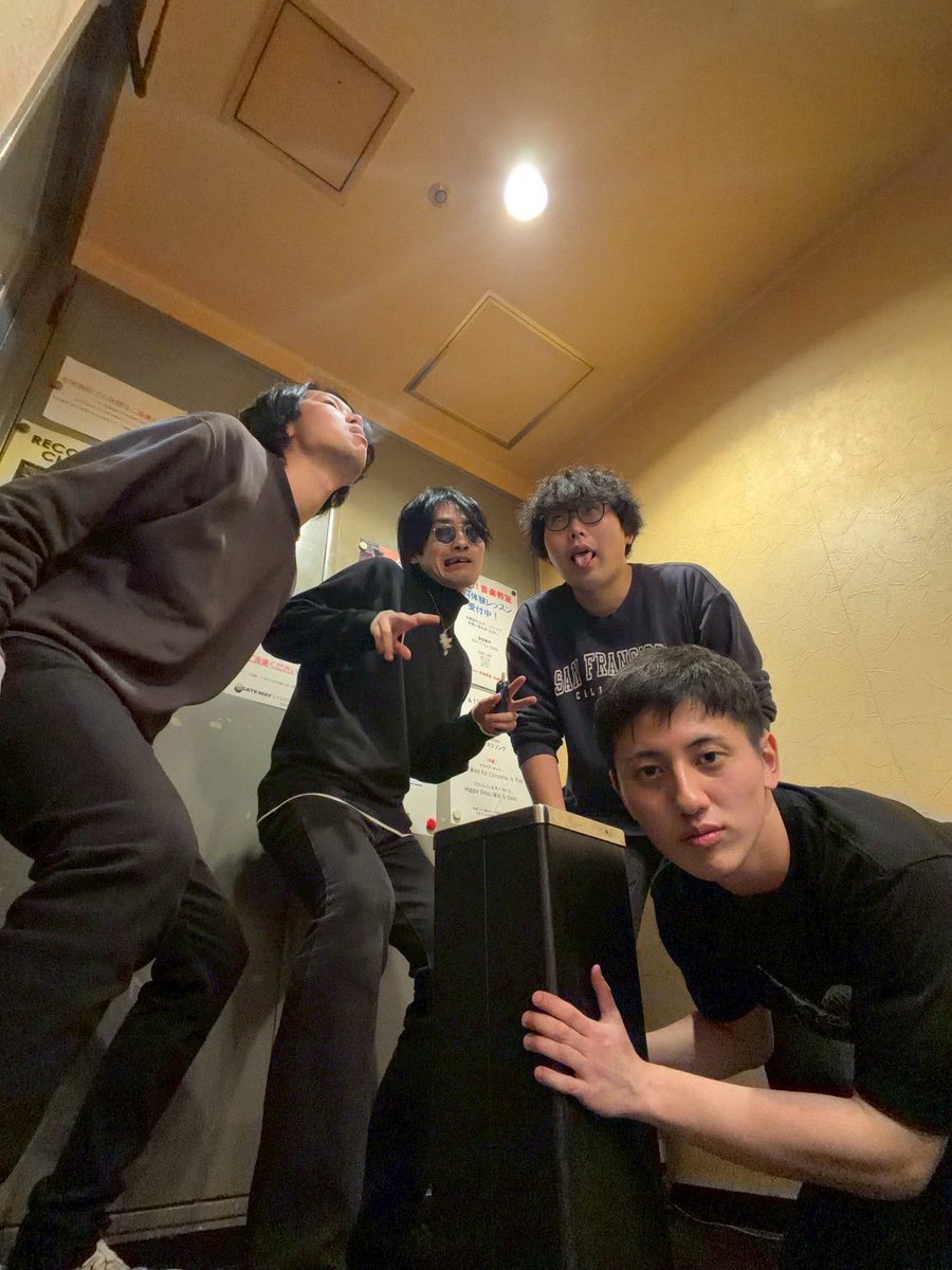 sekiryosu's tweet photo. 【出演バンド紹介】
デイサービス つきのわ

●メンバー
Vo: はせ
Ba: こう
Dr: 川名
Gt: イヲリ
Gt: あんどりゅ

●コメント
「あたしの音はEm
あなたのは３度低いCm」 https://t.co/dzL4ilpfUx