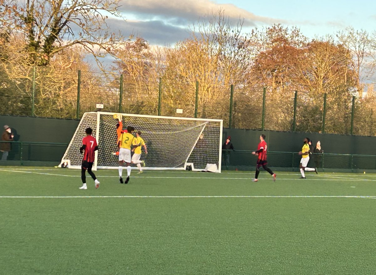 ksnfootball's tweet image. On an icy afternoon, when the local football programme was decimated, @glebefootball new 3g playing surface meant that their @SCEFLeague  Premier Division game against Corinthian was one of very few to be played kentsportsnews.com/chislehurst-gl…