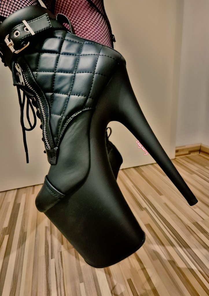 LadyMarryFin's tweet image. Lassen wir den Sonntag beginnen🖤

1 oder 2 ?
Die Entscheidung ist wieder unglaublich schwer , weil beide so wunderschön sind.

Genießt euren Sonntag ❄️