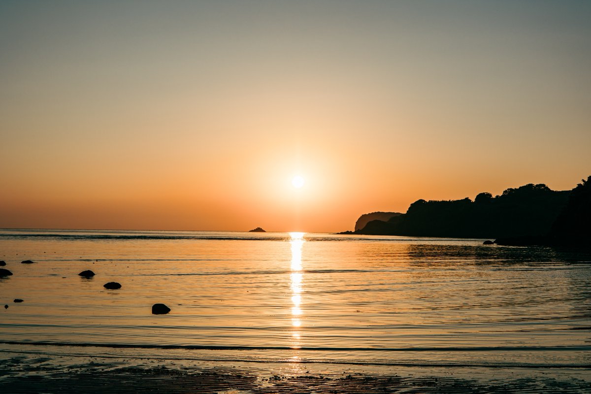 IsaribiSauna's tweet photo. 「どこか行きたいな」と思ったら、静かな島時間🏝️

1週間前〜当日10時までのご予約で15％OFF！

海と空に包まれる、癒しのひととき。
ただ深呼吸するだけで、心がほどけていく—

ふらっと行ける、ちょっと贅沢なリフレッシュ旅。

詳しくはこちら👇️
https://t.co/FzOEdJKqFK https://t.co/YgjOIXRBx8