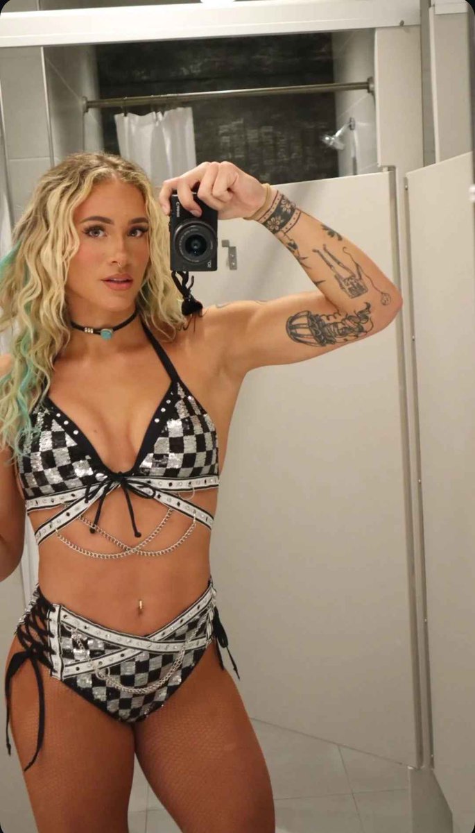 ProdigySimp's tweet image. I genuinely don't have words for how feral this woman makes me