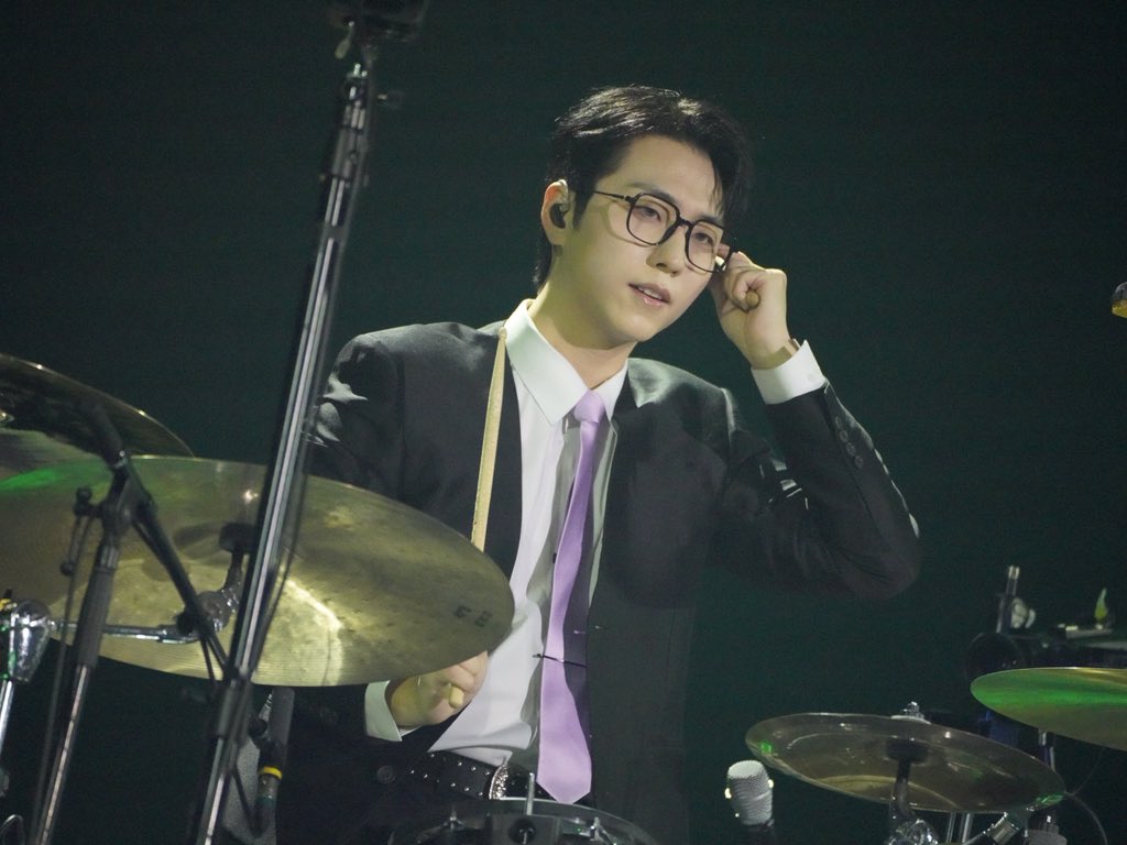 raresafespace's tweet image. Tanggal keramat Gunil pake kacamata bertambah 🫠
250504                                   260104