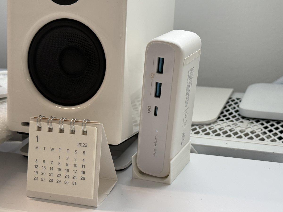 _liroom's tweet image. ３Dプリンターひさしぶり🖨️
倒壊寸前だったUSB縦置きスタンドを作り直し
まっすぐ立てるようになってまんぞく✨
#3DP