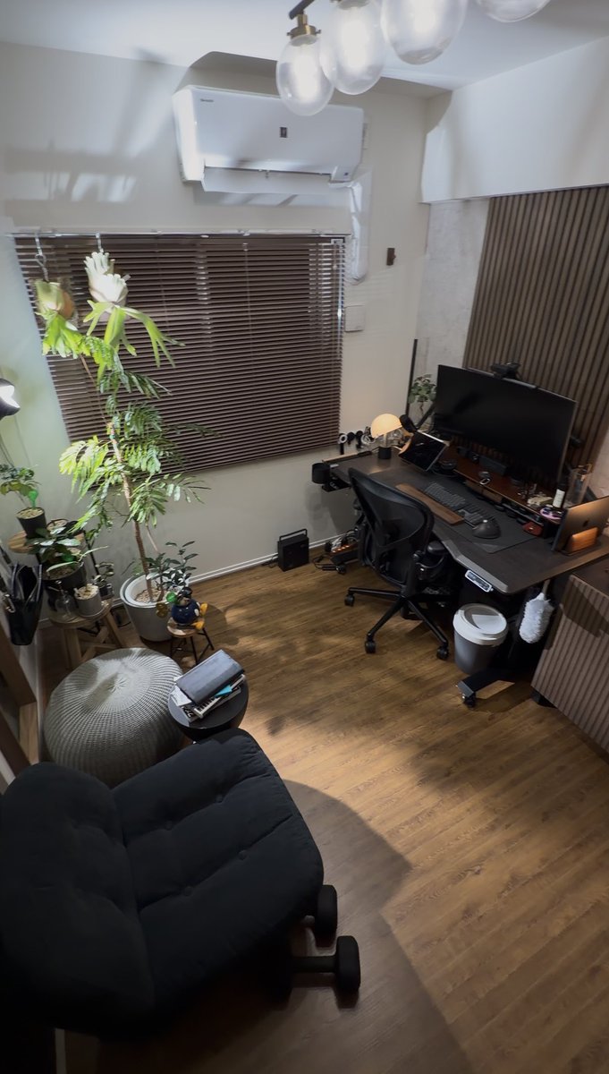king_blog05sub's tweet photo. 2025年、雰囲気的にもシステム的にも大満足の仕事部屋ができた。
2026年も部屋作り楽しもう。 https://t.co/1riVn74V1m