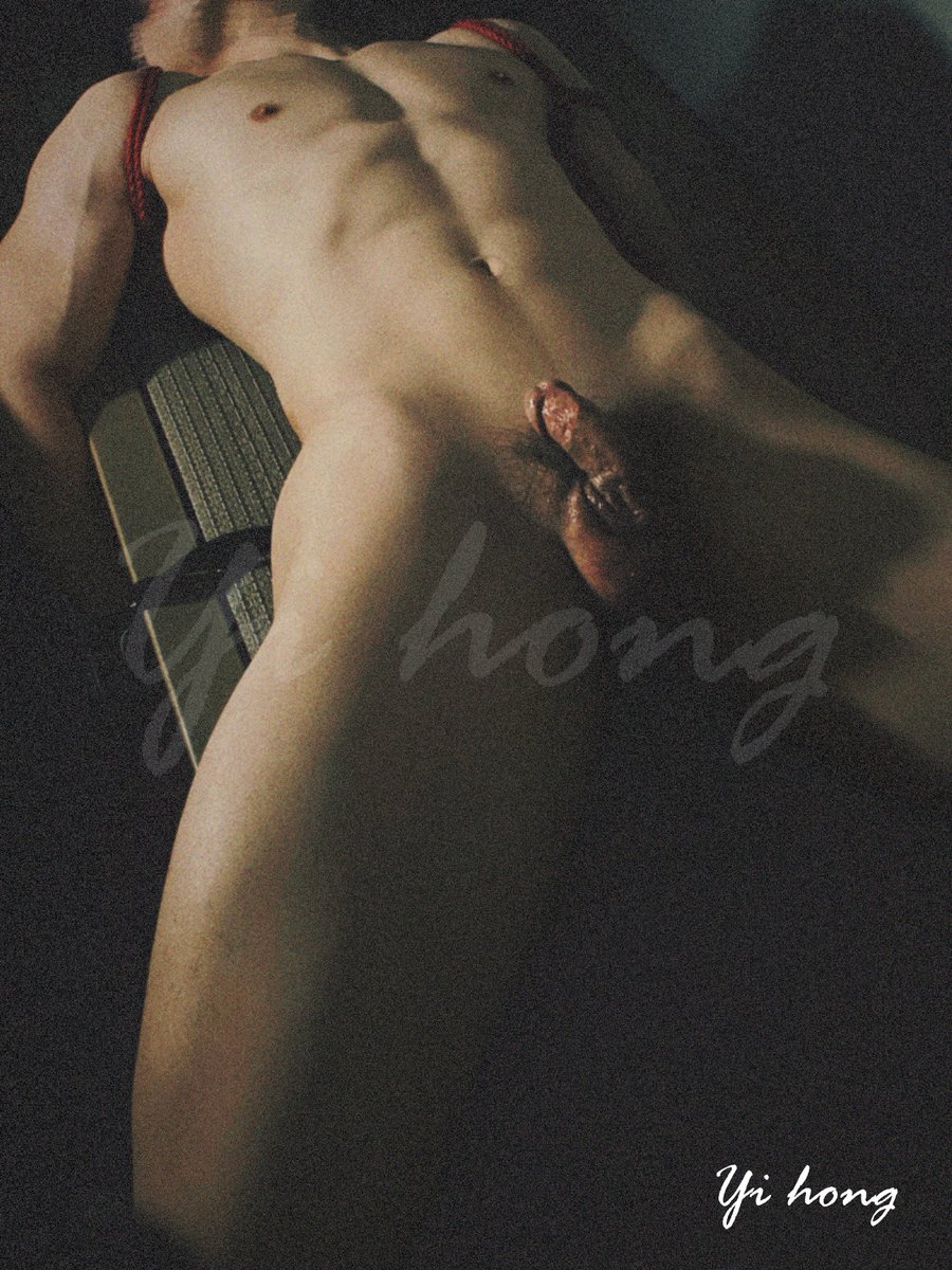 想不到连体高弹下面是这么小的废锁屌
稍稍一逗就成了只会吐舌头摇屁股的肌肉骚狗
绑起来随便玩吧 爸爸🐕
S＆拍摄：<a href="/shhtmaster/">yihong</a>
#骚0m #骚逼 #狗奴开发 #锁狗 #无脑恶堕 #无脑发情 #体育生 #农牛