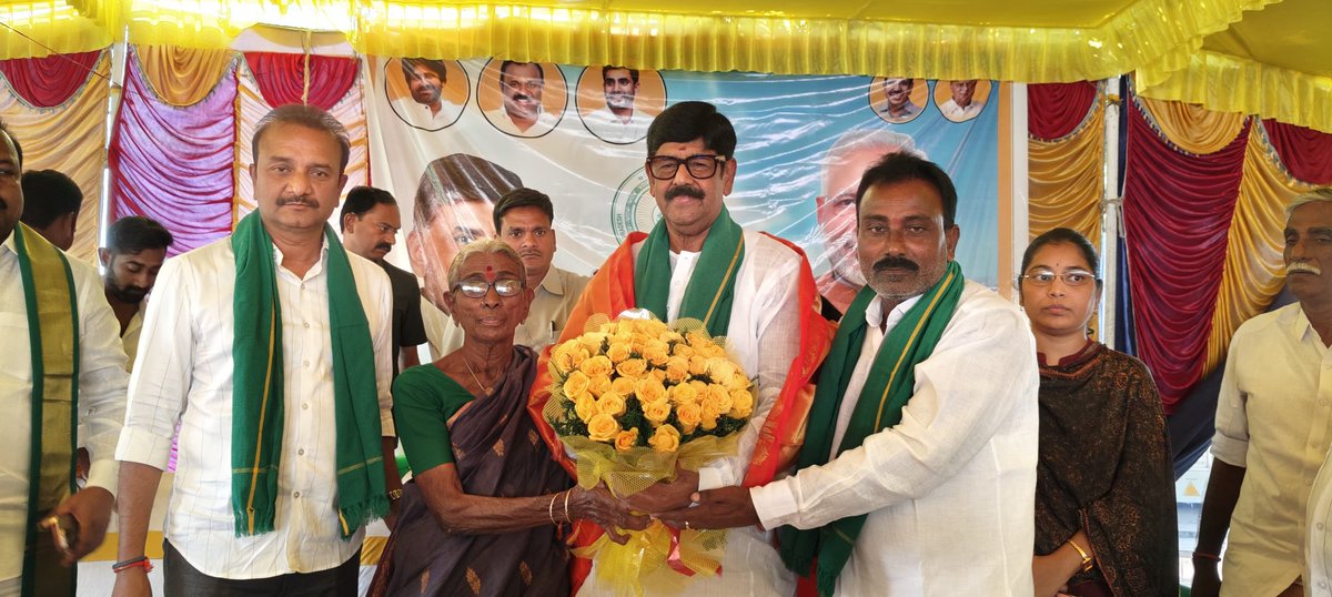 AnamReddy_TDP's tweet photo. ఈ రోజు పెరుమాళ్ళపాడు గ్రామంలో పట్టాదారు పాసు పుస్తకాల పంపిణీ కార్యక్రమం లో పాల్గొనడం జరిగింది.
ఈ సందర్భంగా ప్రభుత్వ రాజముద్రతో జారీ చేసిన పట్టాదారు పాస్ పుస్తకాలను రైతులకు అందజేయడం జరిగింది. ఈ కార్యక్రమంలో మాట్లాడుతూ రైతుల భూ హక్కులకు చట్టబద్ధ భద్రత కల్పించడమే రాష్ట్ర ప్రభుత్వ లక్ష్యమని, డిజిటల్ భూ రికార్డులతో పారదర్శకత పెరిగిందని, వివాదాలకు చెక్ పడుతుందని తెలపడం జరిగింది.

#PattadarPassbooks #LandRights #FarmerFirst #DigitalLandRecords
#TransparentGovernance #RythuBharosa #AgricultureDevelopment
#AndhraPradesh #VillageDevelopment #GovernmentWithFarmers